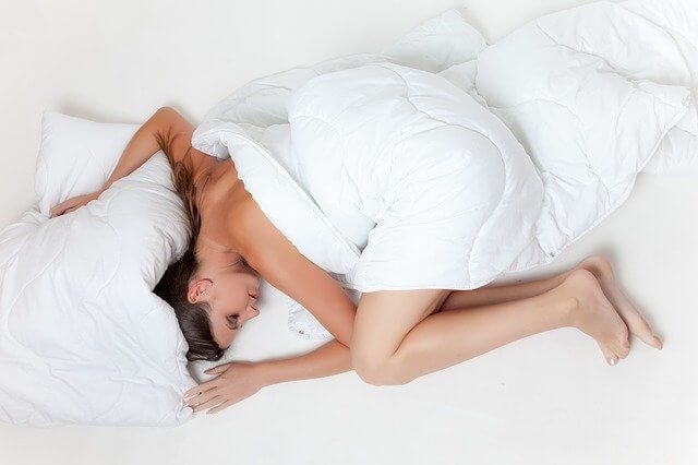 Mujer durmiendo en mala postura