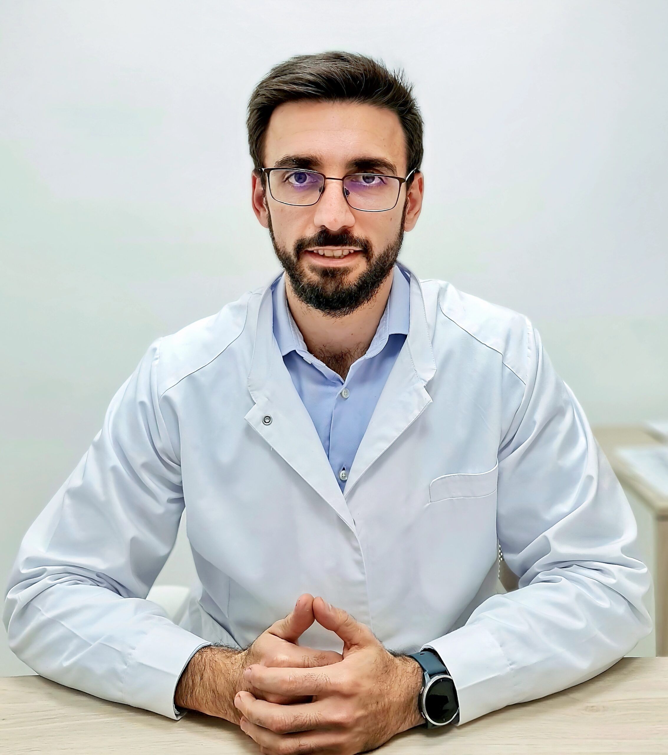Doctor Carlos Morales especialista dolor de espalda
